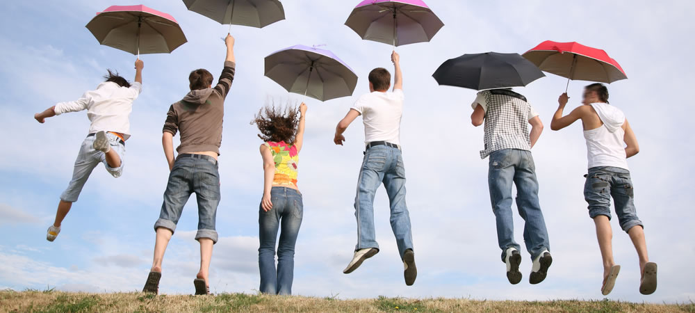 jovenes-saltando-paraguas